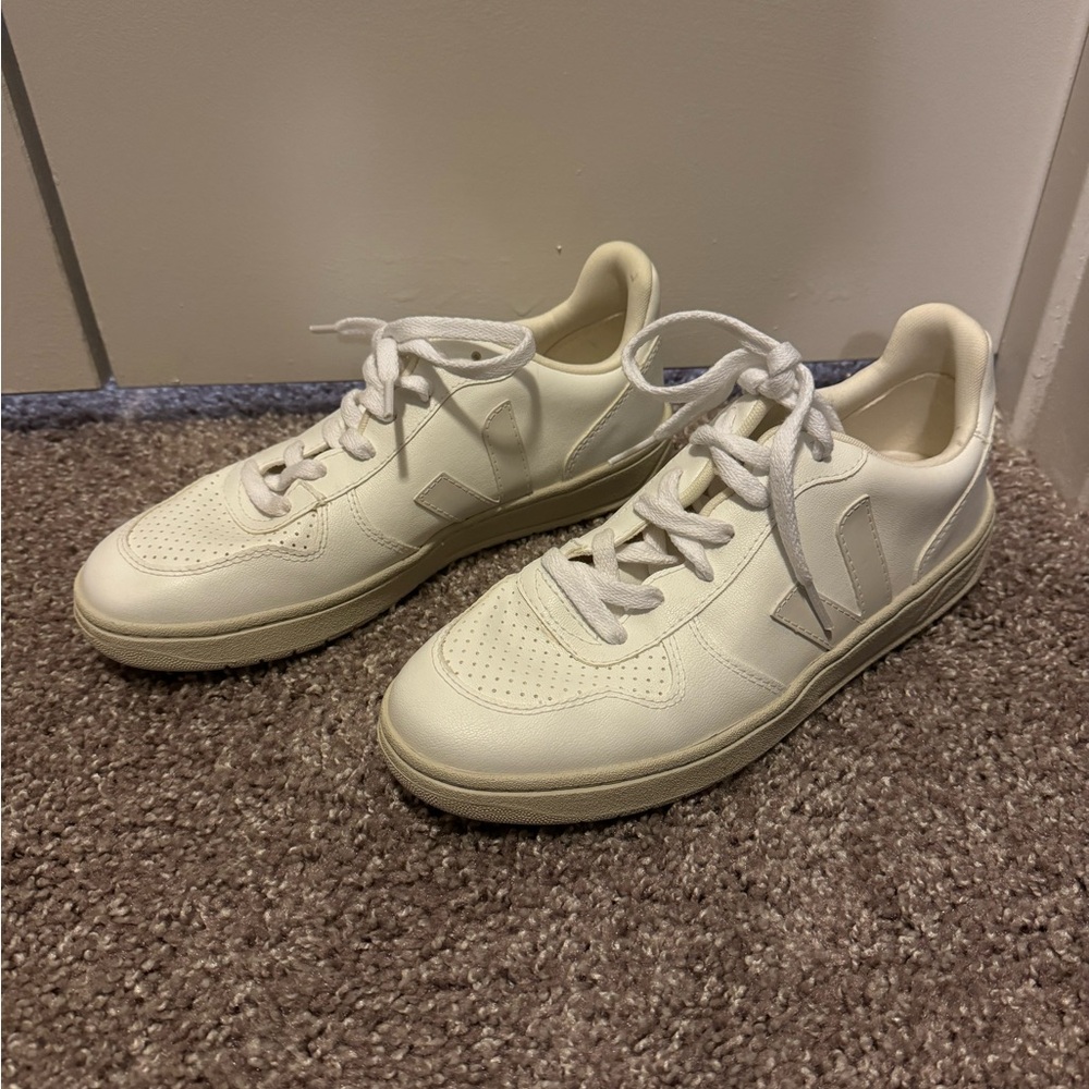Veja V-10 Lace Up Sneakers. Full White. Size US 8.